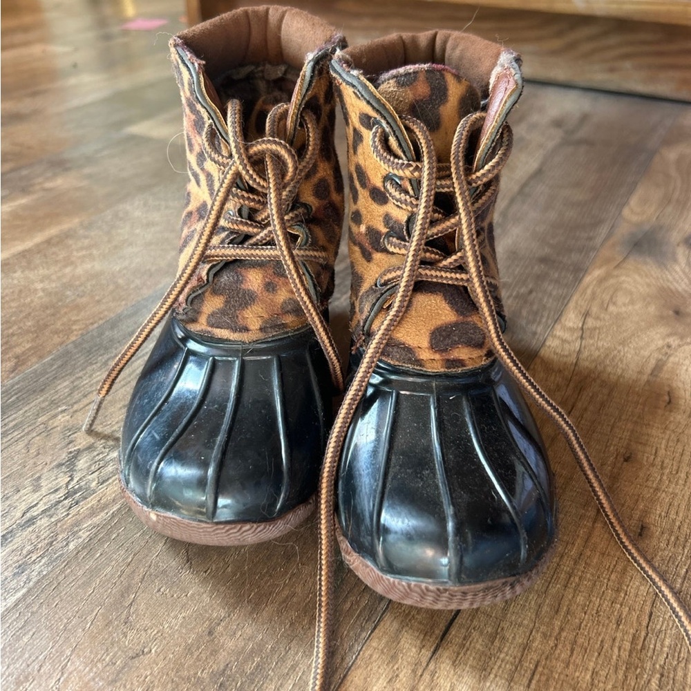Girl’s leopard print boots